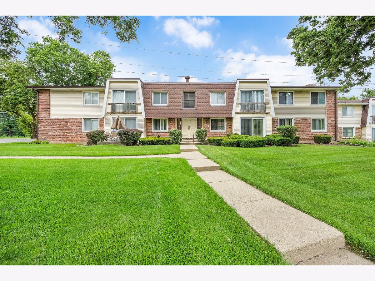 Homes & Condos & Townhomes For Sale Winston Hills Woodridge Illinois, 6824 Roberts Drive