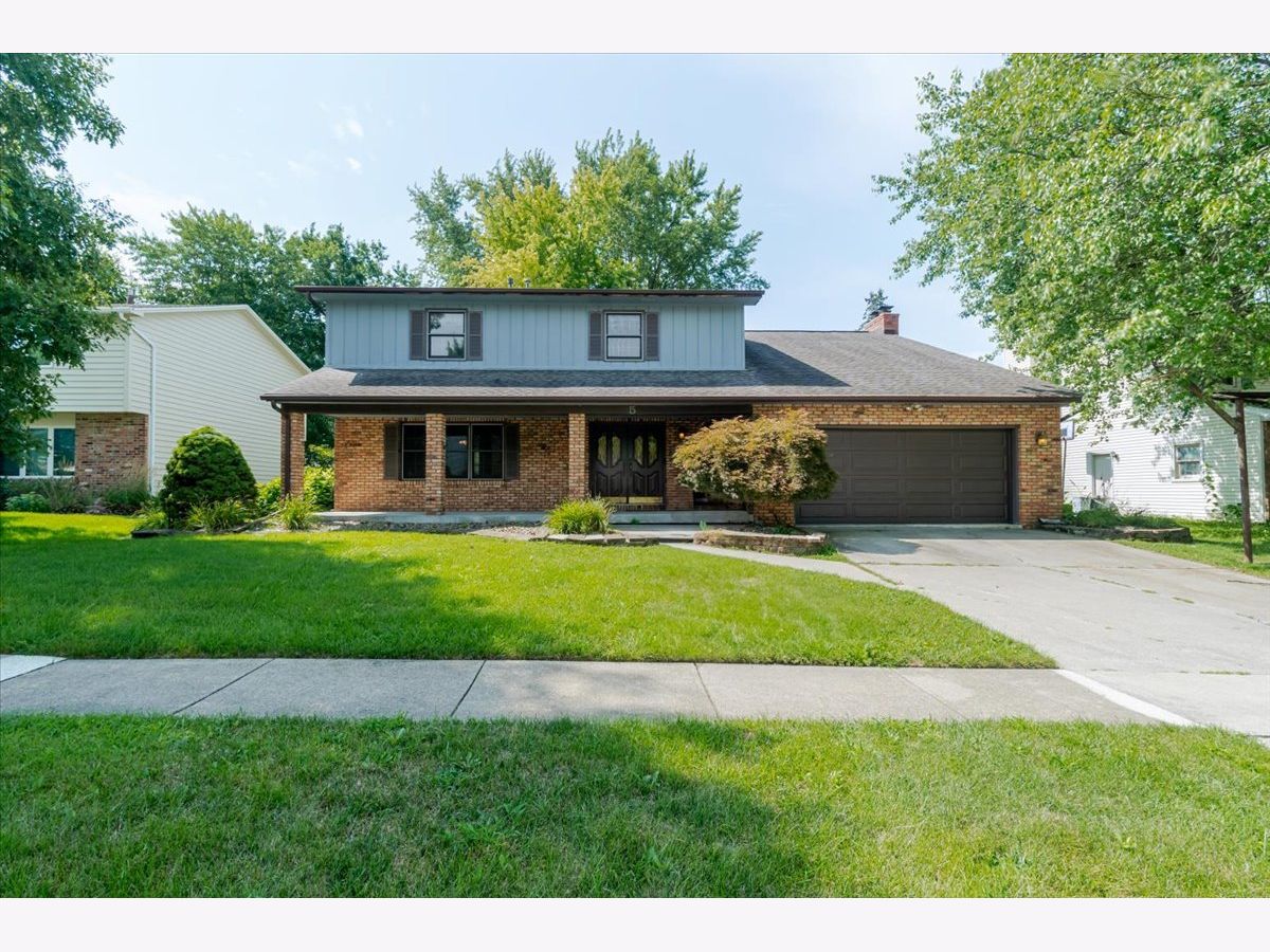 Homes & Condos & Townhomes For Sale Rollingbrook S. Bloomington Illinois, 5 Gloucester Circle
