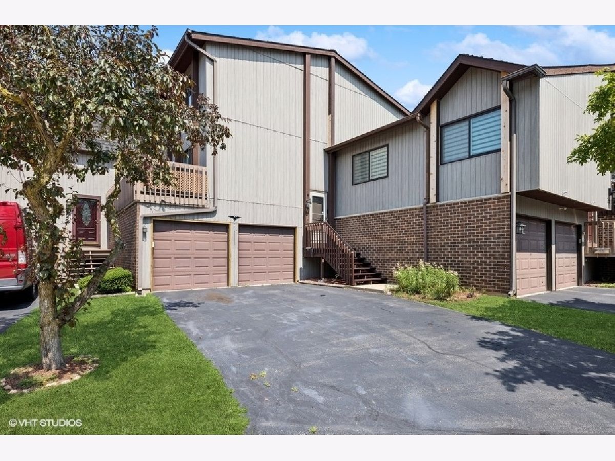 Townhomes & Condos & Homes For Sale Ventura 21 Roselle Illinois, 776 Golfview Drive