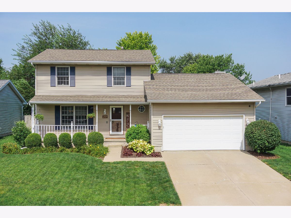 Homes & Condos & Townhomes For Sale Pepper Ridge Bloomington Illinois, 2819 Rutherford Drive