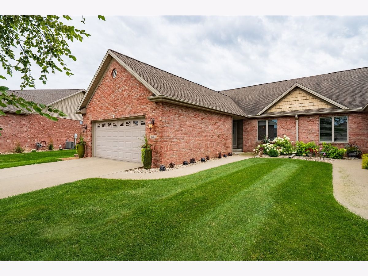 Condos & Townhomes & Homes For Sale Dunraven Bloomington Illinois, 3903 Dunloe Place