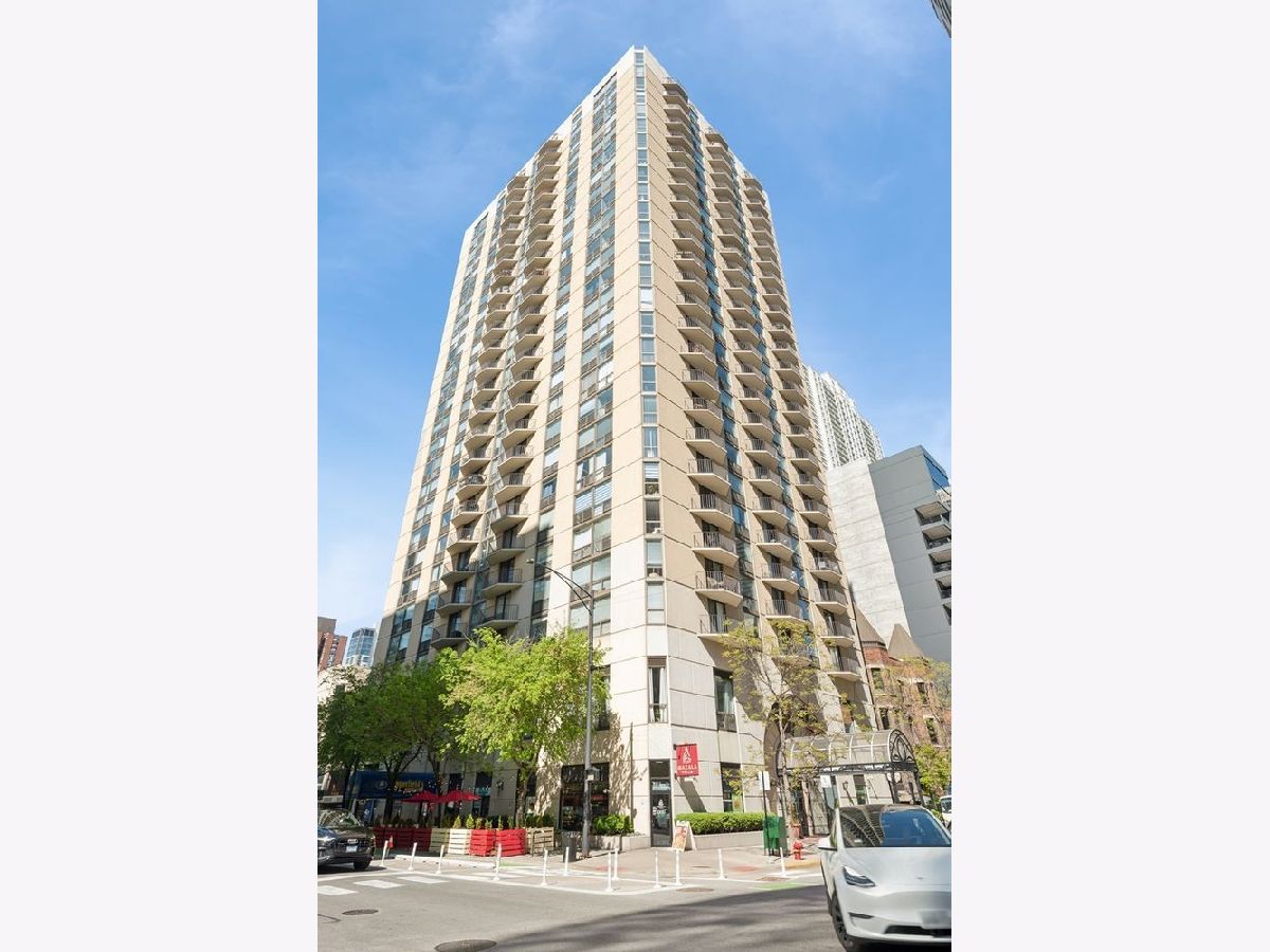 Condominiums Rented Hermitage Chicago Illinois, 70 Huron