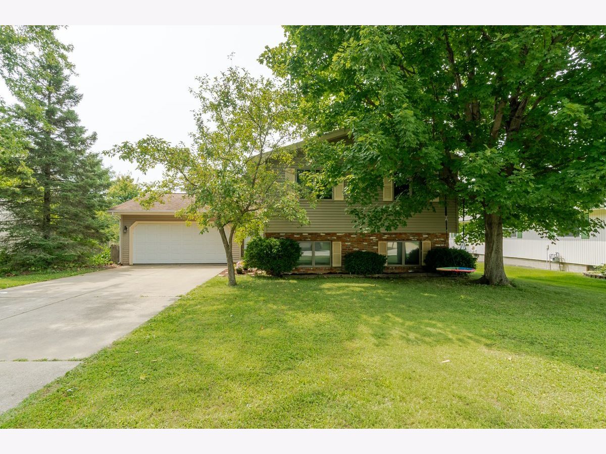 Homes & Condos & Townhomes For Sale Oakwoods Bloomington Illinois, 2207 Woodhavens Drive