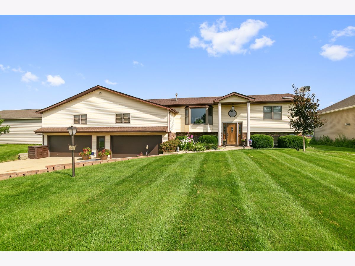 Homes For Sale Woodlake Landing Sandwich Illinois, 1617 Wright Drive