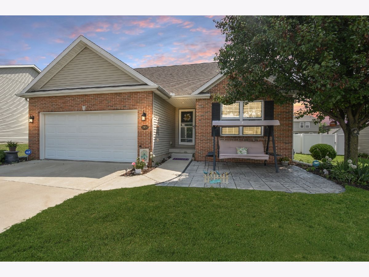 Homes & Condos & Townhomes For Sale Cedar Ridge Bloomington Illinois, 2908 Red Oak Road