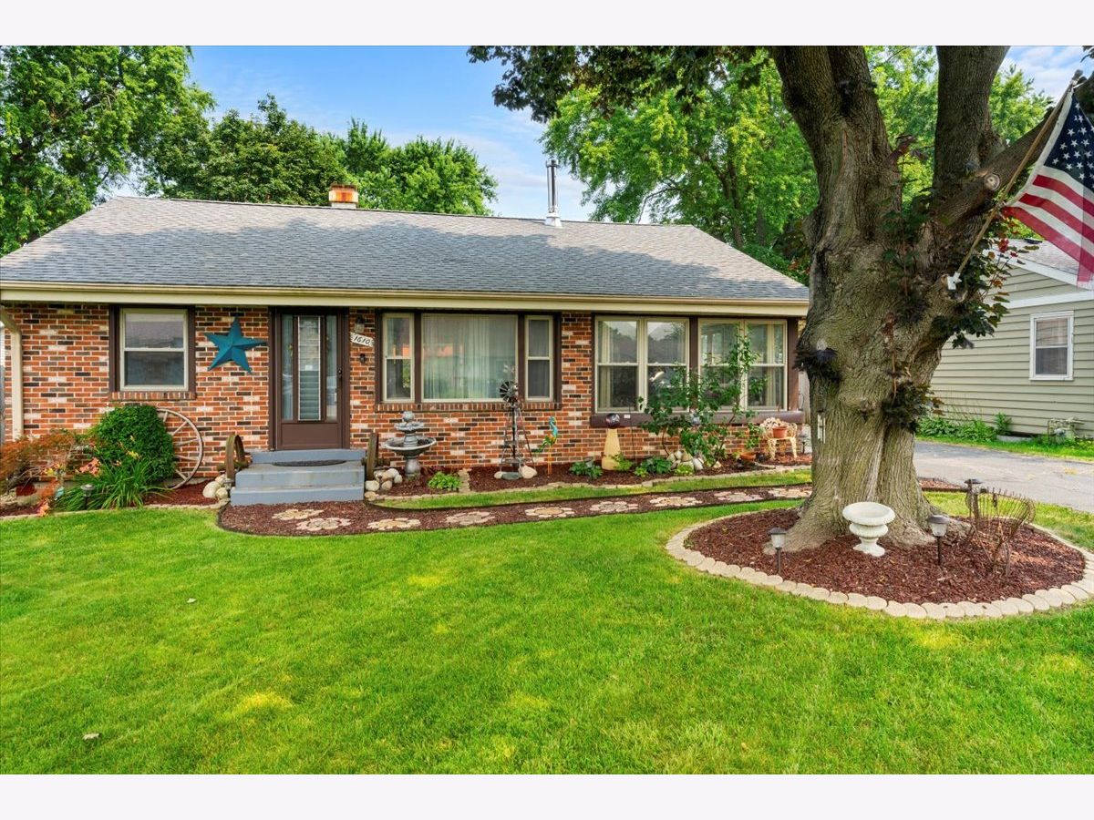 Homes For Sale Lakeland Park Mchenry Illinois, 1610 Pleasant Avenue