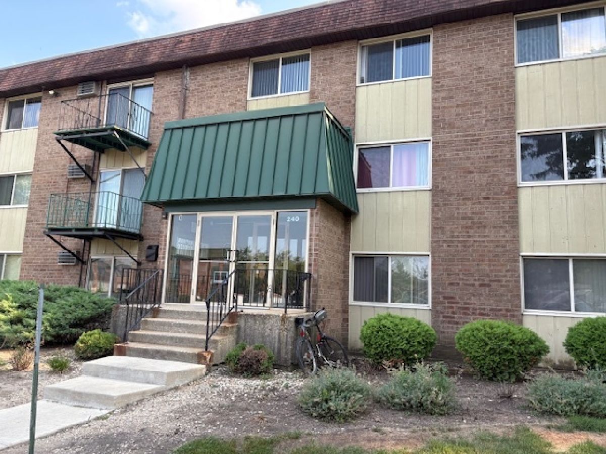  Rented Roselle Illinois, 240 Springhill