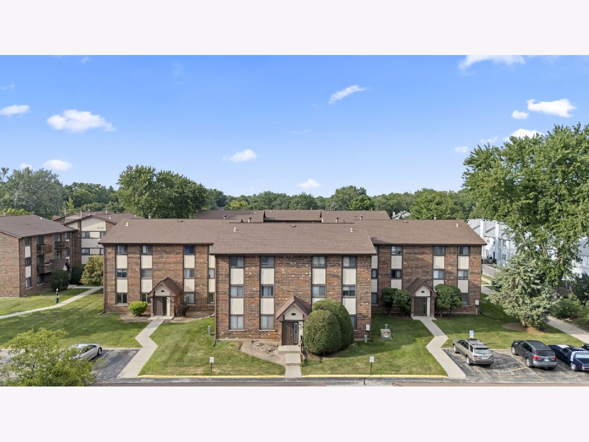 Condos & Townhomes Sold Crystal Chateau Crystal Lake Illinois, 423 Berkshire