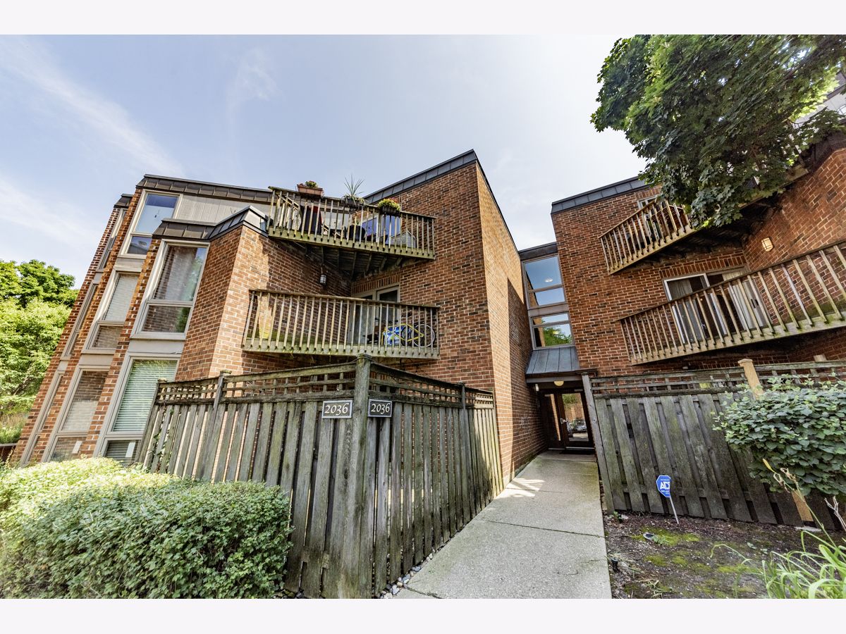 Condos & Townhomes Rented Oz Park Gardens Chicago Illinois, 2036 Larrabee