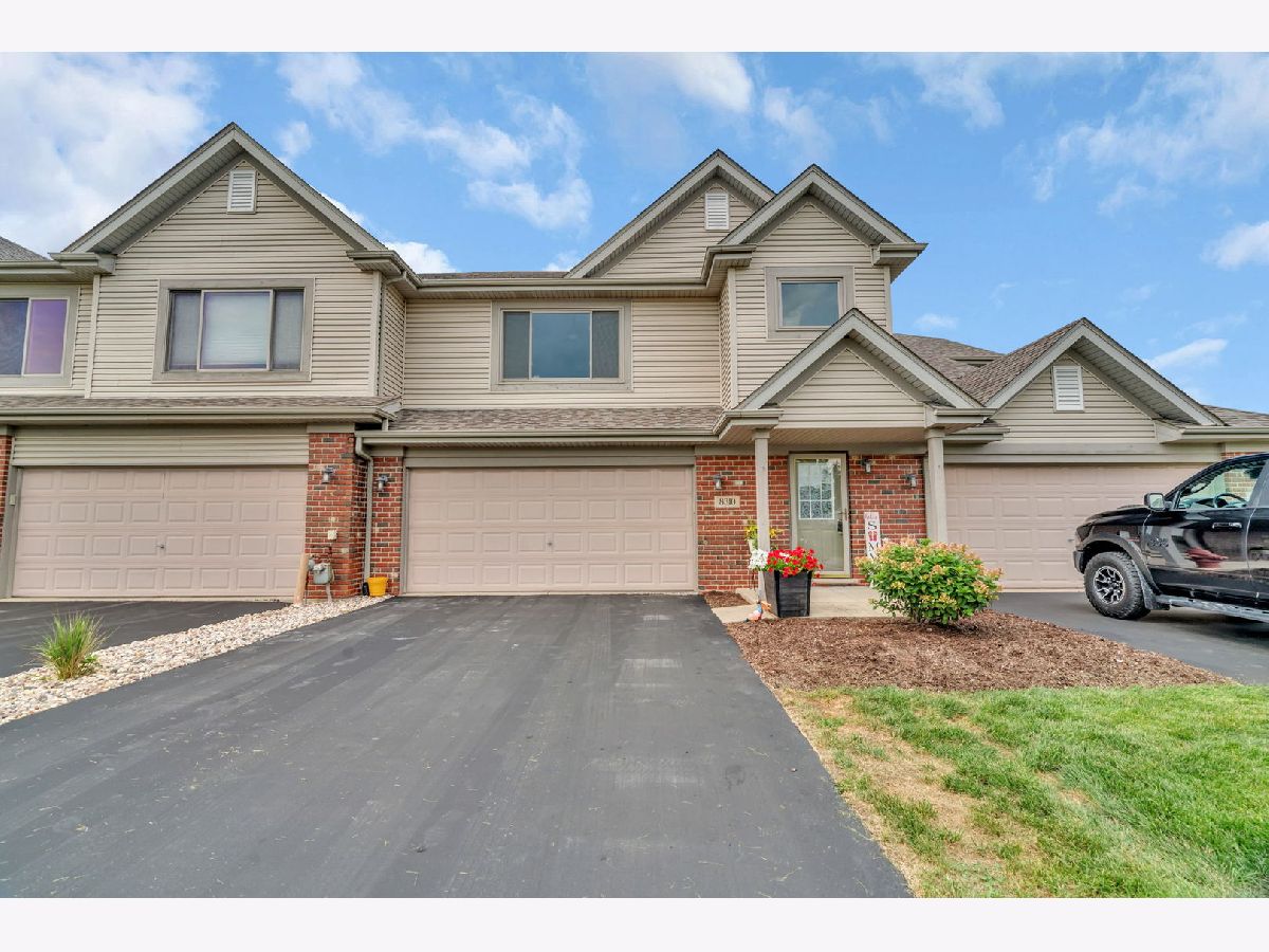 Townhomes & Condos For Sale Hawthorne Lakes Frankfort Illinois, 8310 Auburn Lane
