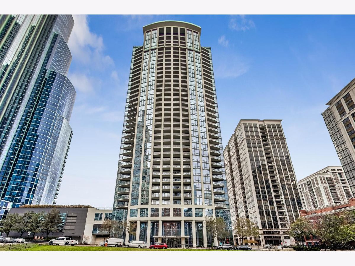 Condominiums For Sale Museum Park Tower Iv Chicago Illinois, 1235 Prairie Avenue