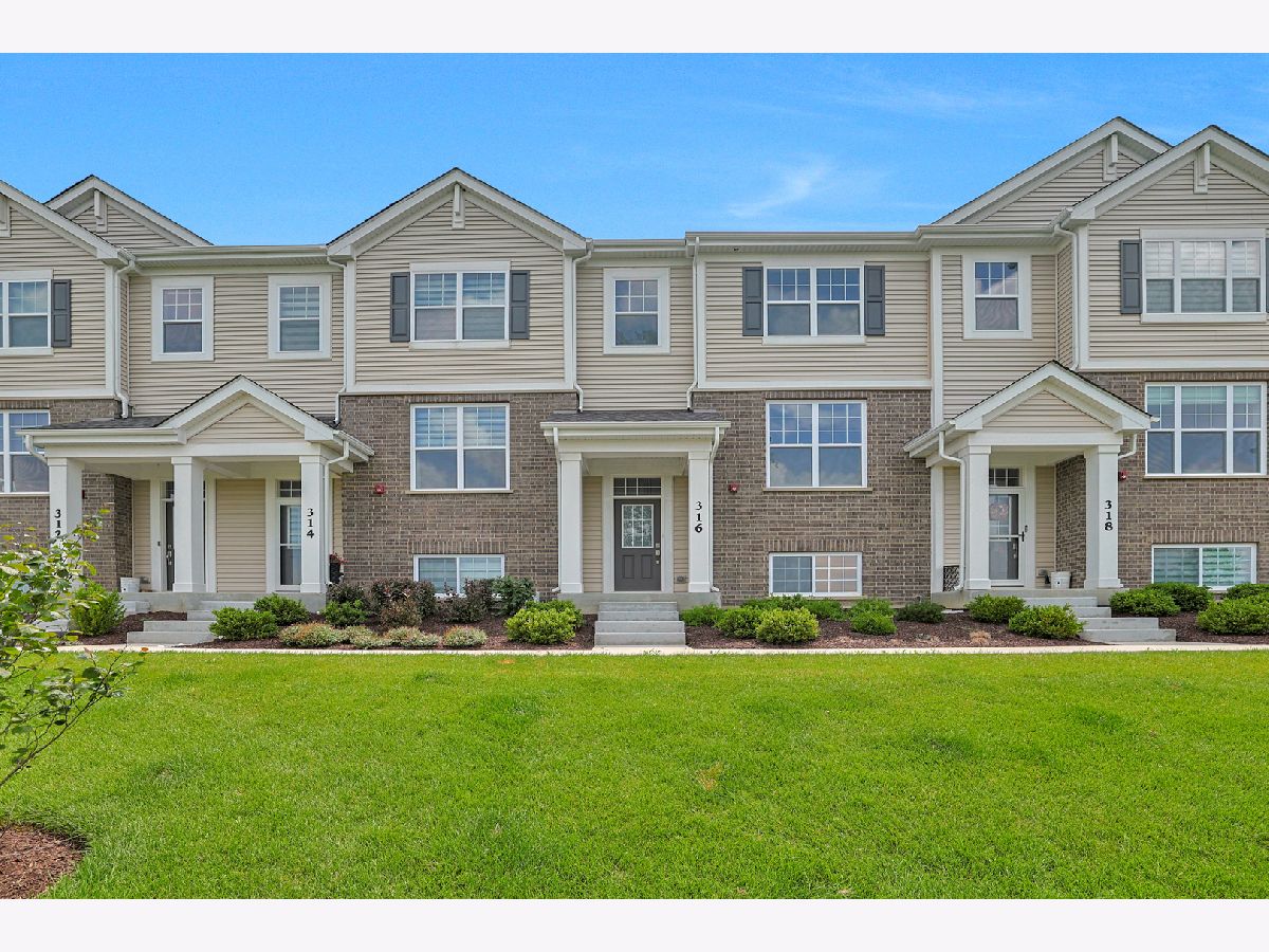  Rented Roselle Illinois, 316 Timberleaf