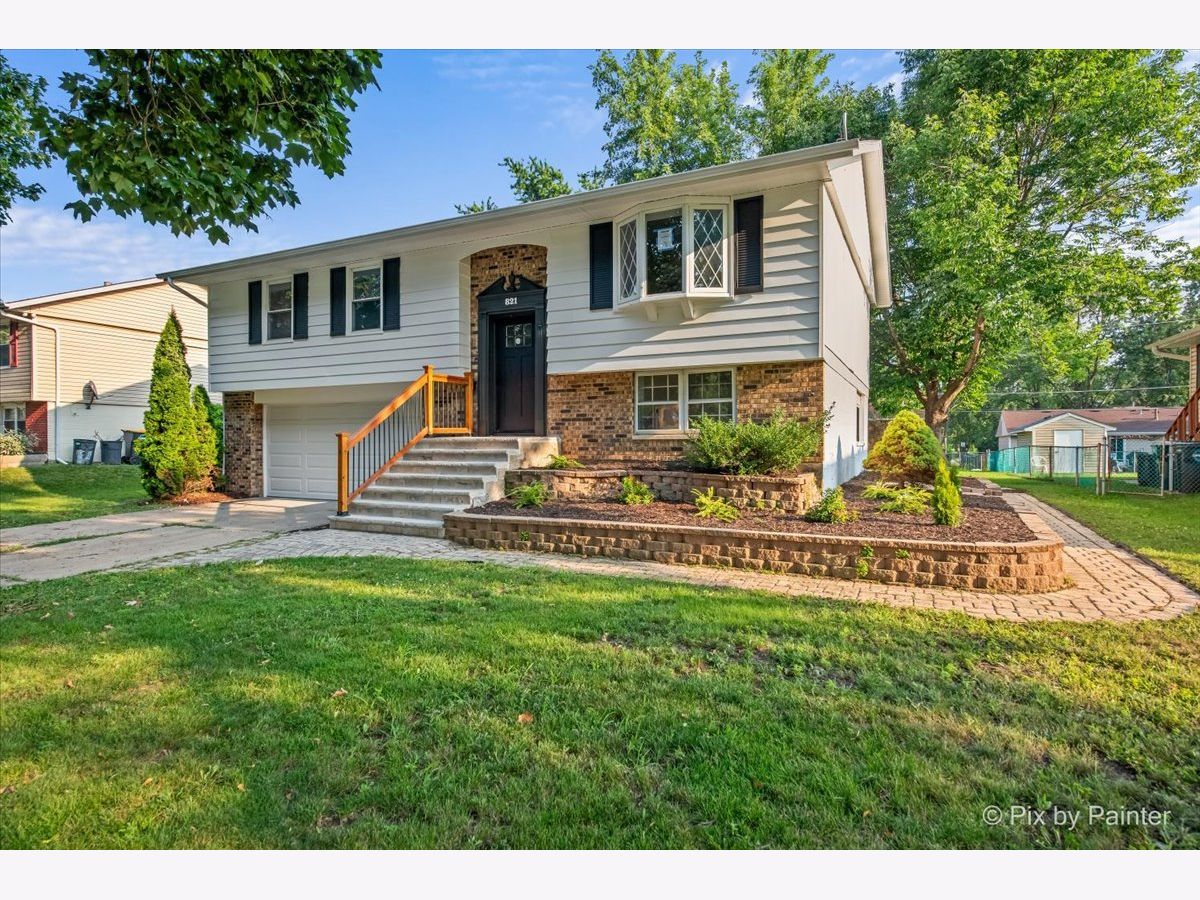 Homes & Townhomes For Sale Woodland Heights Streamwood Illinois, 821 Robinson Avenue