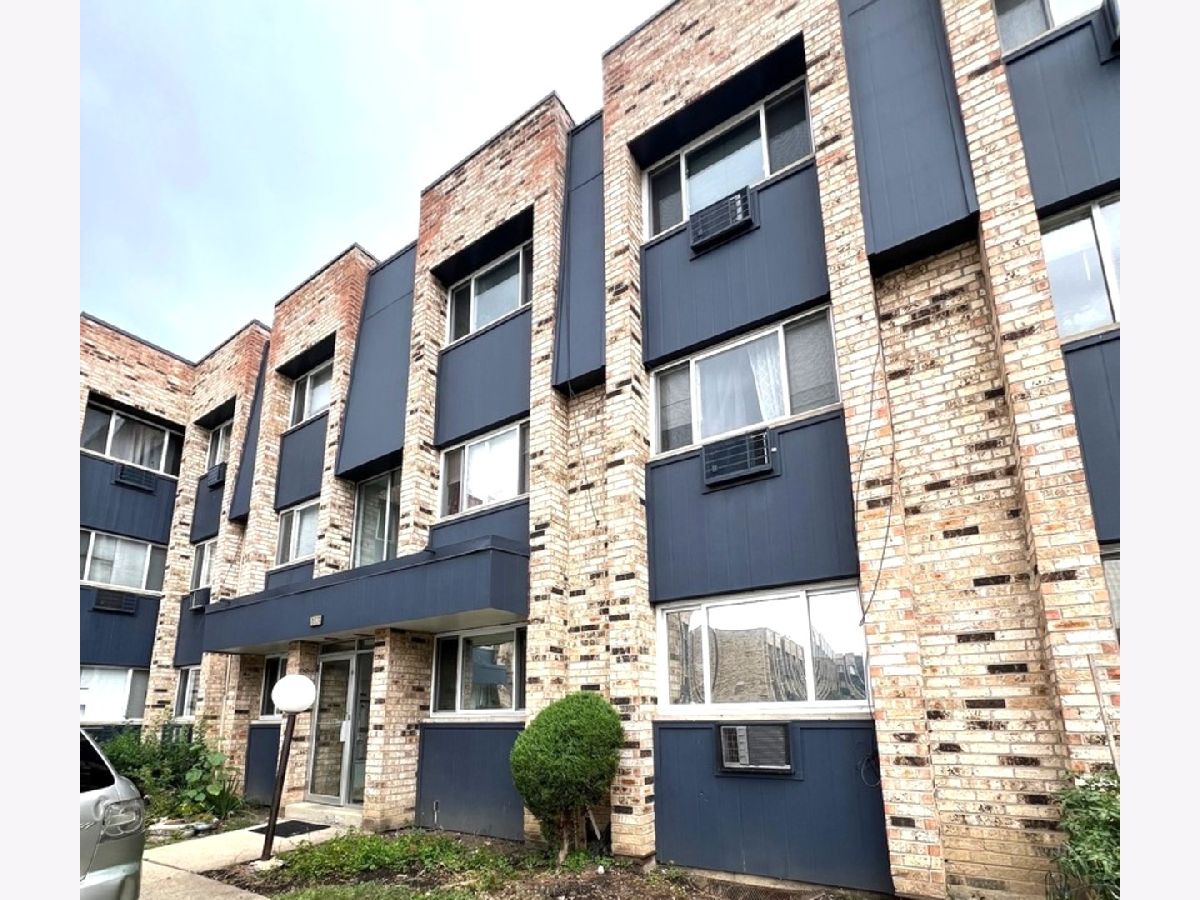 Rented Chicago Illinois, 8653 Foster