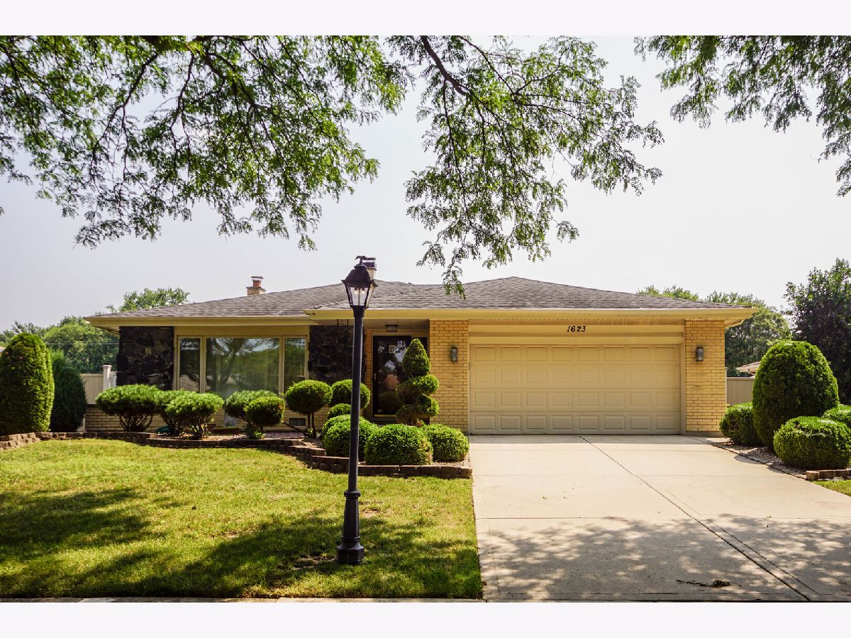 Homes & Condominiums For Sale Farmingdale Darien Illinois, 1623 Clemens Road