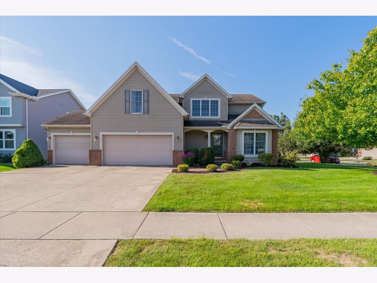 Homes & Condos & Townhomes For Sale Gaelic Place West Bloomington Illinois, 3001 Sable Oaks Road