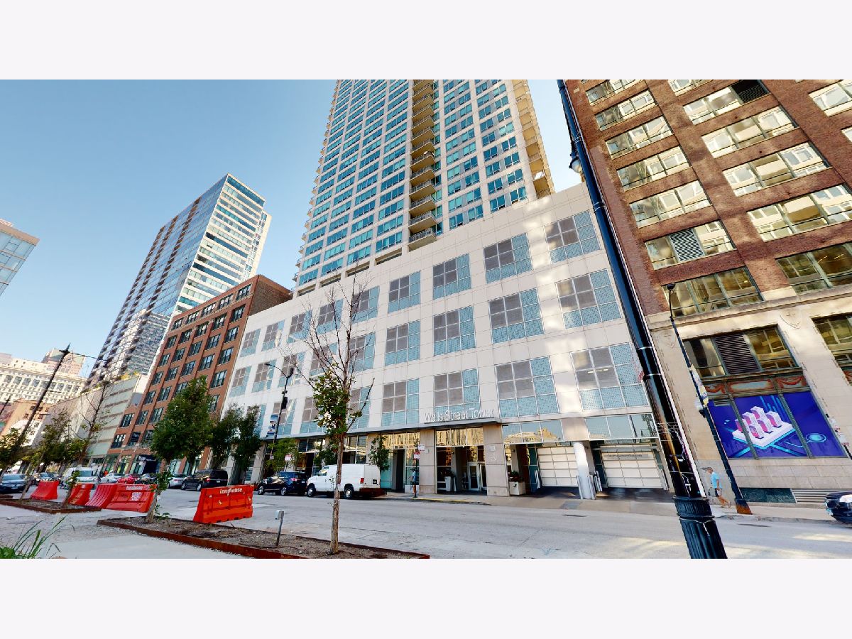 Condominiums Rented Wells Street Tower Chicago Illinois, 701 Wells