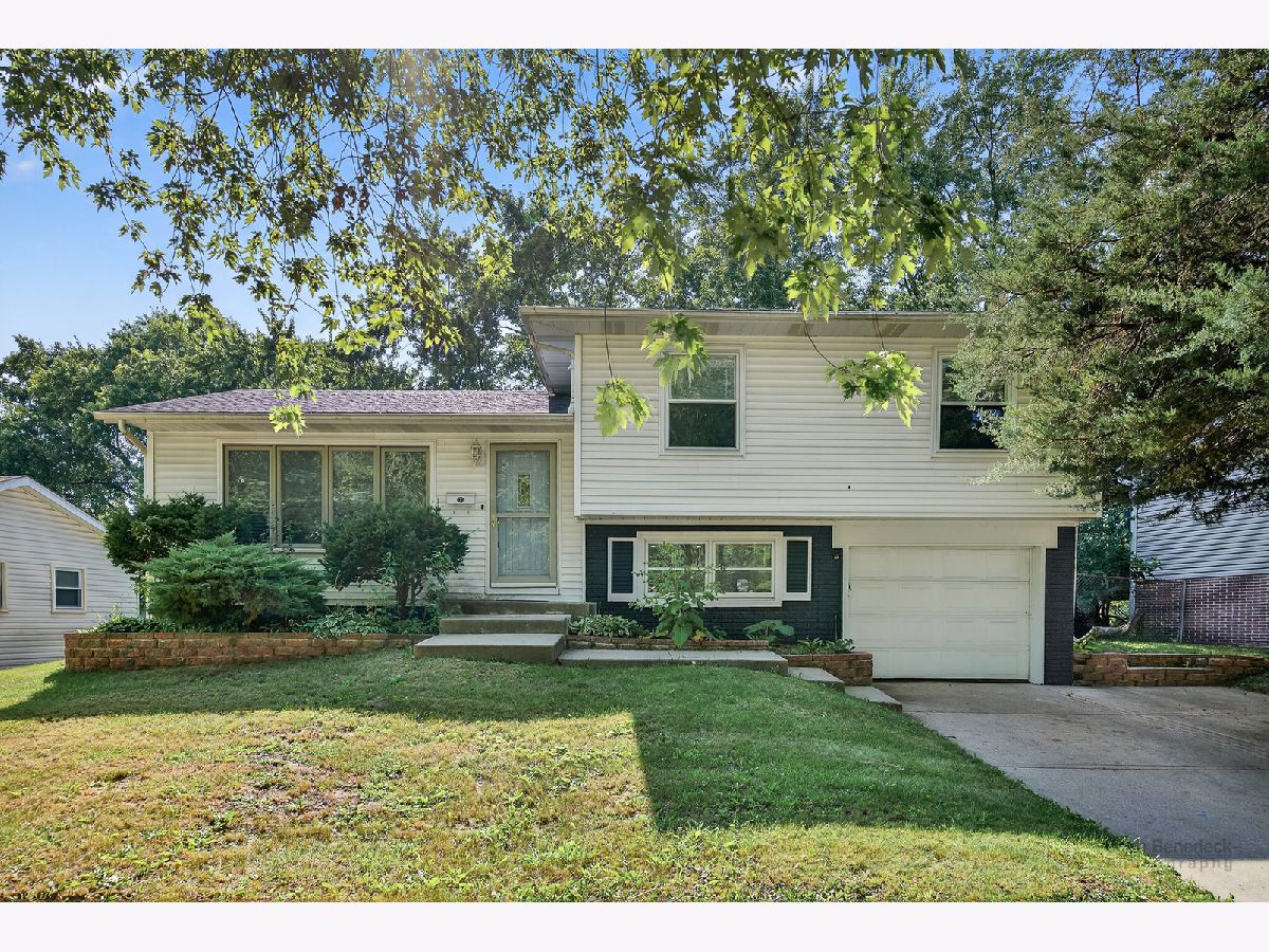 Homes For Sale Green Meadows Streamwood Illinois, 118 Dato Drive