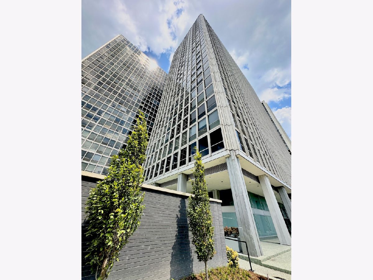 Condominiums Rented Commonwealth Plaza Chicago Illinois, 330 Diversey