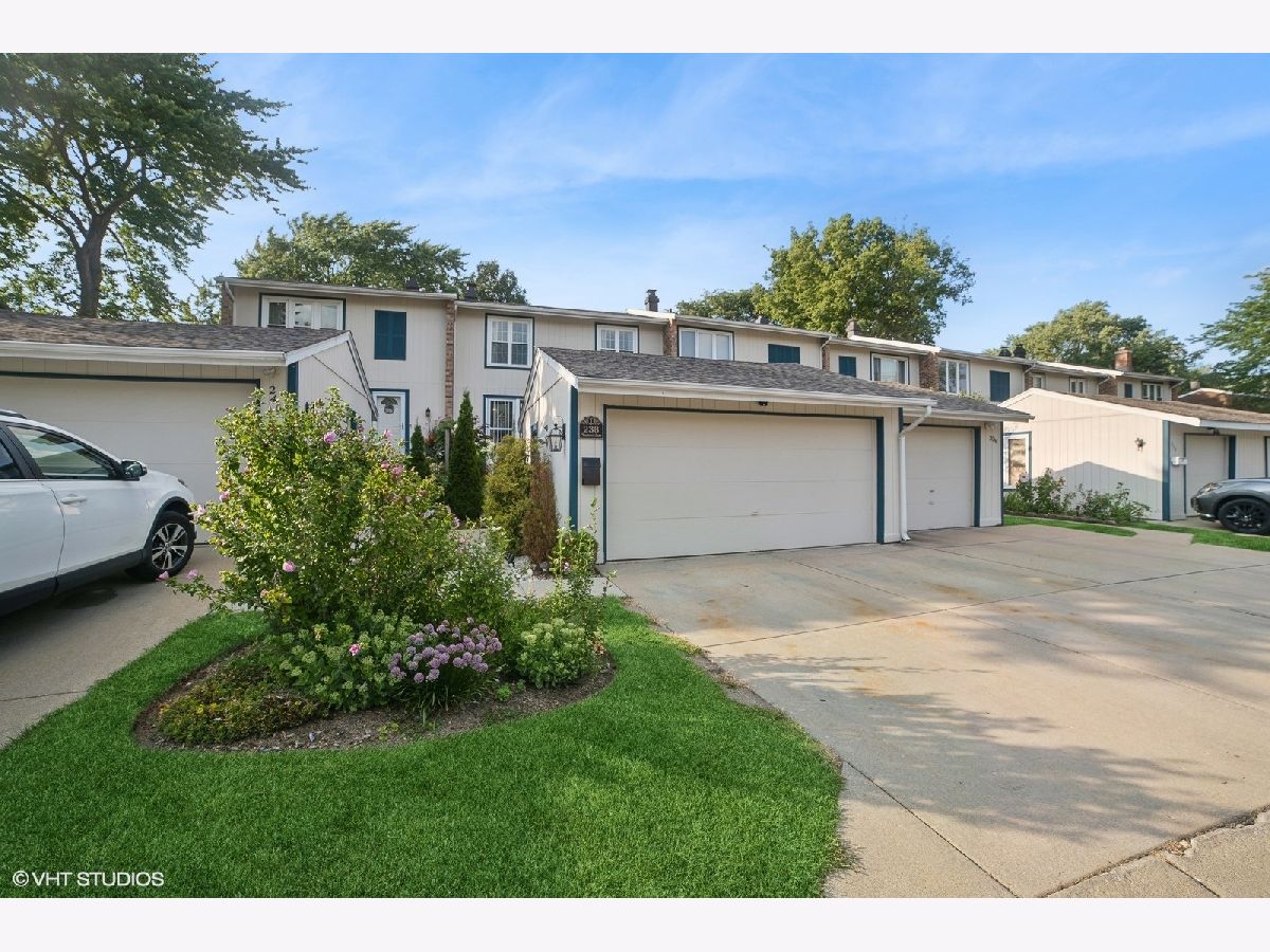 Townhomes & Condos & Homes For Sale Westlake Bloomingdale Illinois, 238 Clearbrook Lane