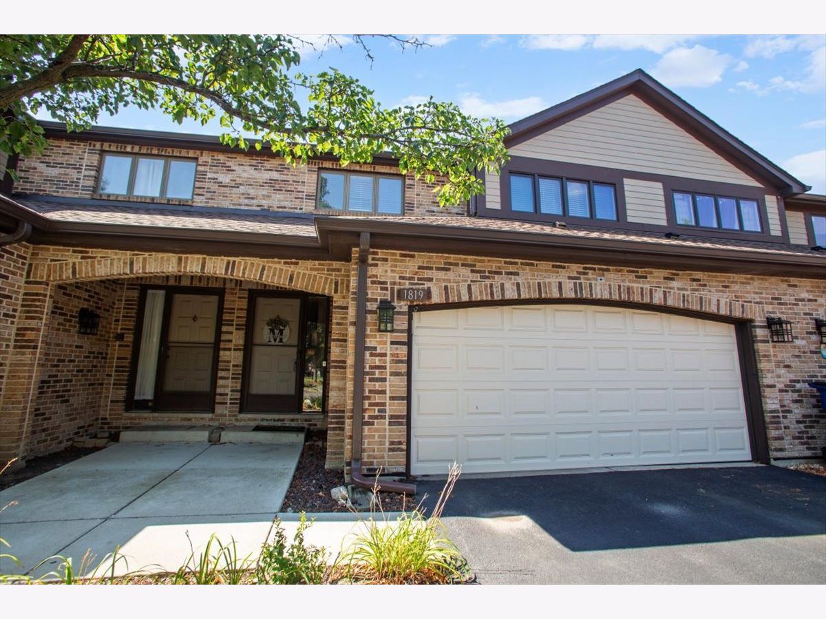 Townhomes & Condos & Homes For Sale Villa Olivia Bartlett Illinois, 1819 Golf View Drive