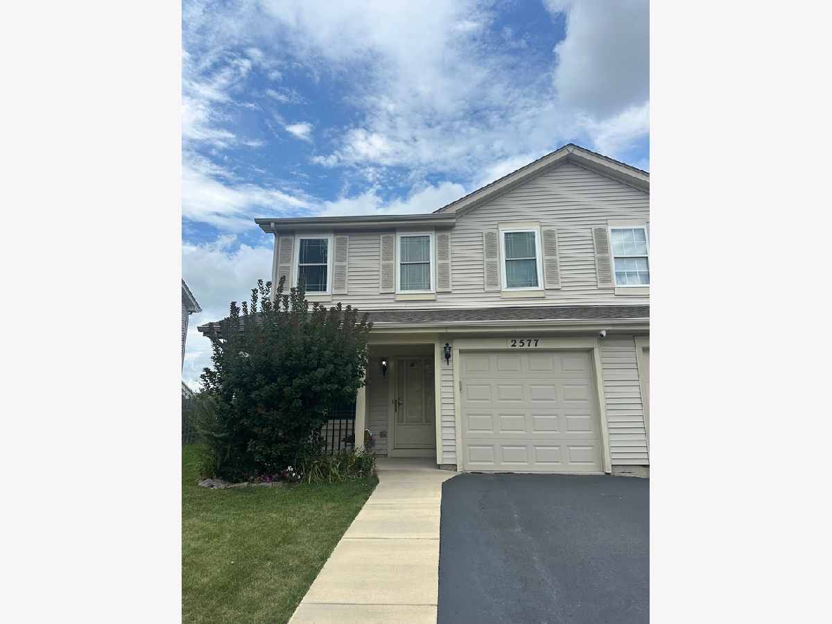 Townhomes & Condos & Homes For Rent Woodlake Naperville Illinois, 2577 Warm Springs