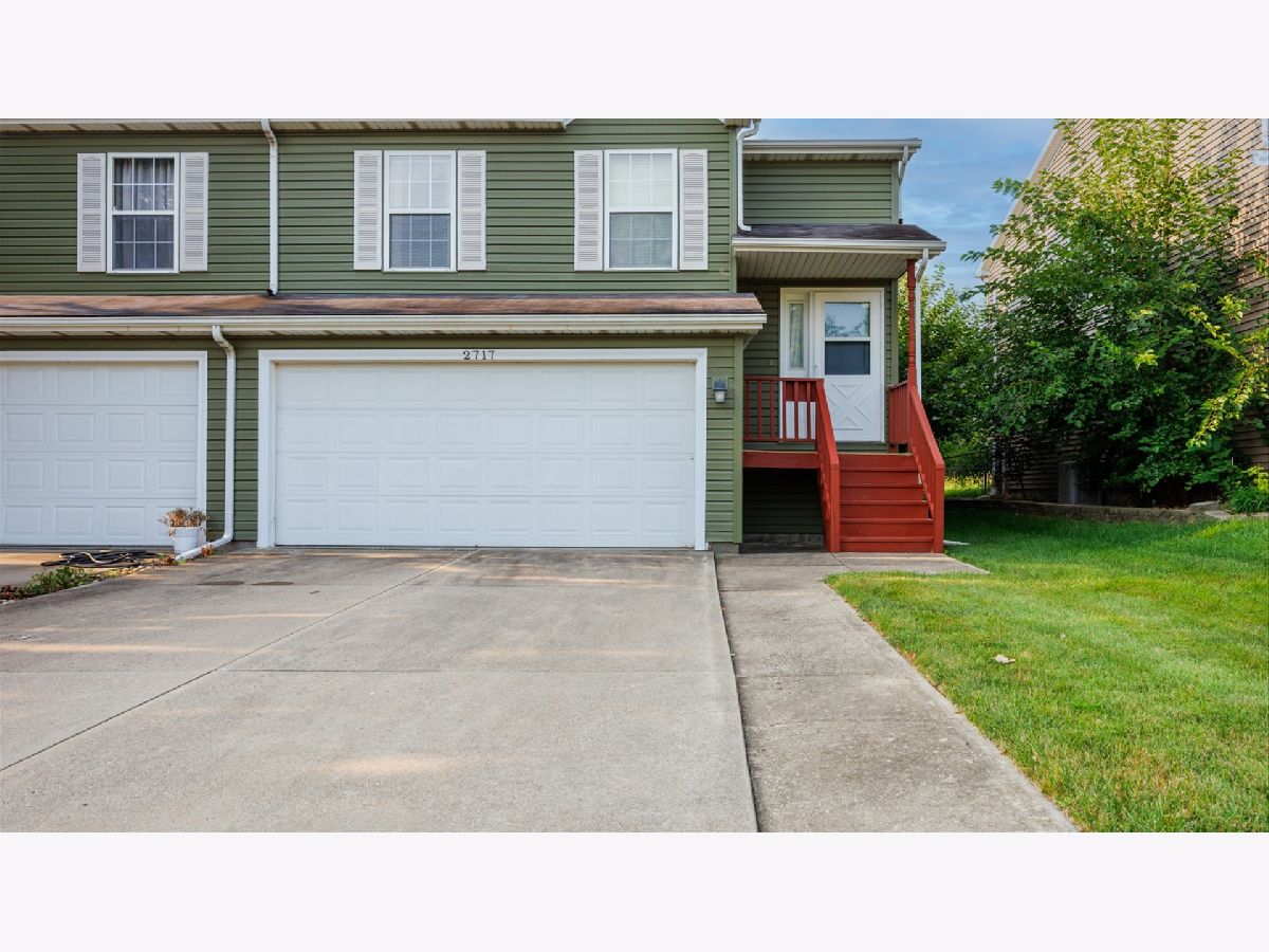 Homes & Condos & Townhomes For Sale Highlands Bloomington Illinois, 2717 Arrowhead Drive