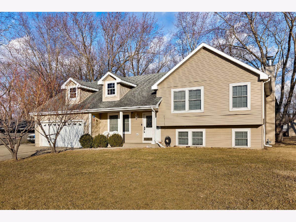 Homes For Sale Lake Marian Carpentersville Illinois, 181 Skyline Drive