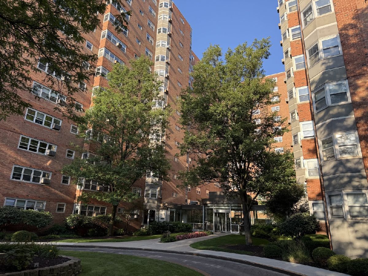 Condominiums Rented Shoreline Park Chicago Illinois, 4950 Marine