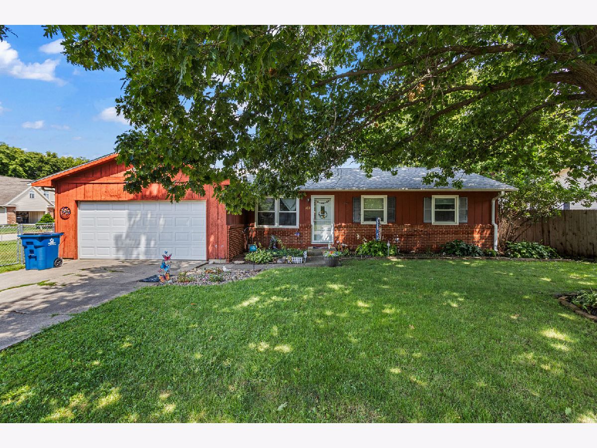  For Sale Monticello Illinois, 900 Robert Webb Drive
