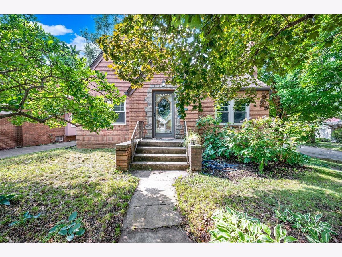 For Sale Bloomington Illinois, 1601 Oakland Avenue