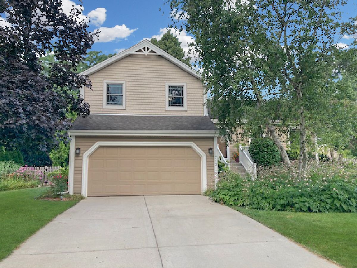  For Sale West Dundee Illinois, 712 Castle Rock Court