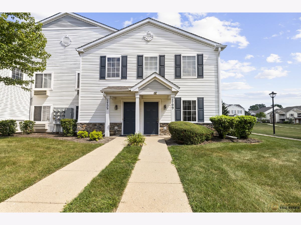  For Sale Carpentersville Illinois, 1709 Silverstone Drive