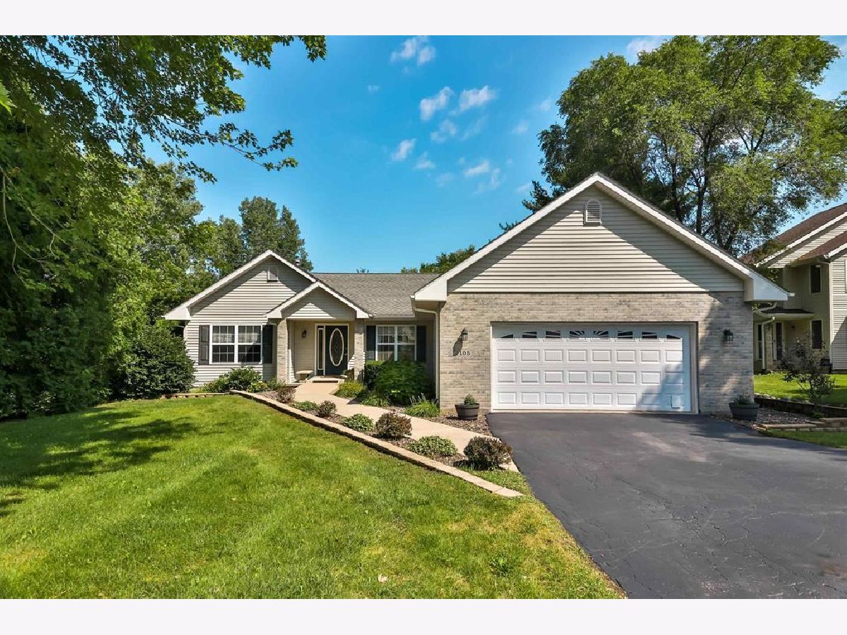  For Sale Poplar Grove Illinois, 105 Thornhill Drive