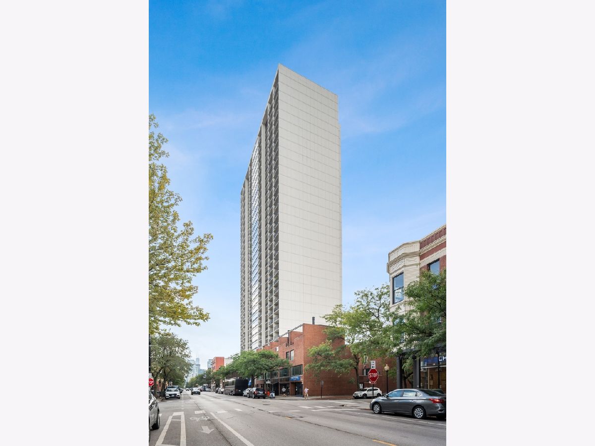 Condominiums For Sale Americana Towers Chicago Illinois, 1636 Wells Street