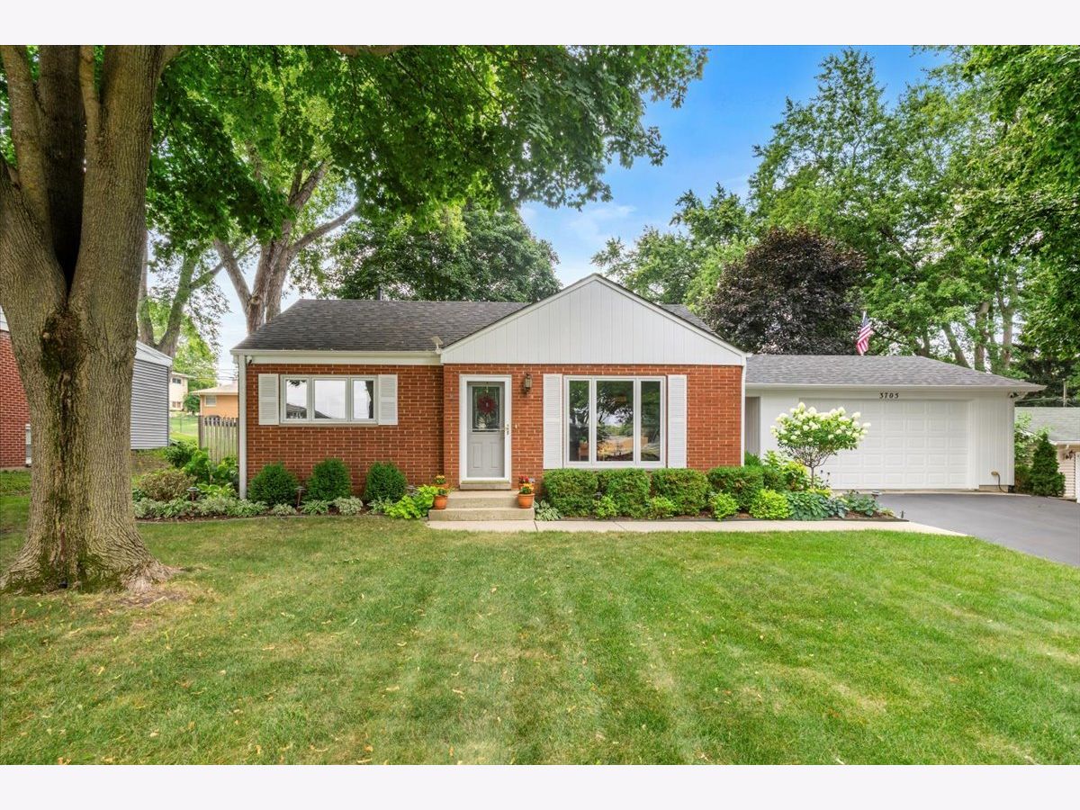 Homes For Sale Edgebrook Heights Mchenry Illinois, 3705 Anne Street