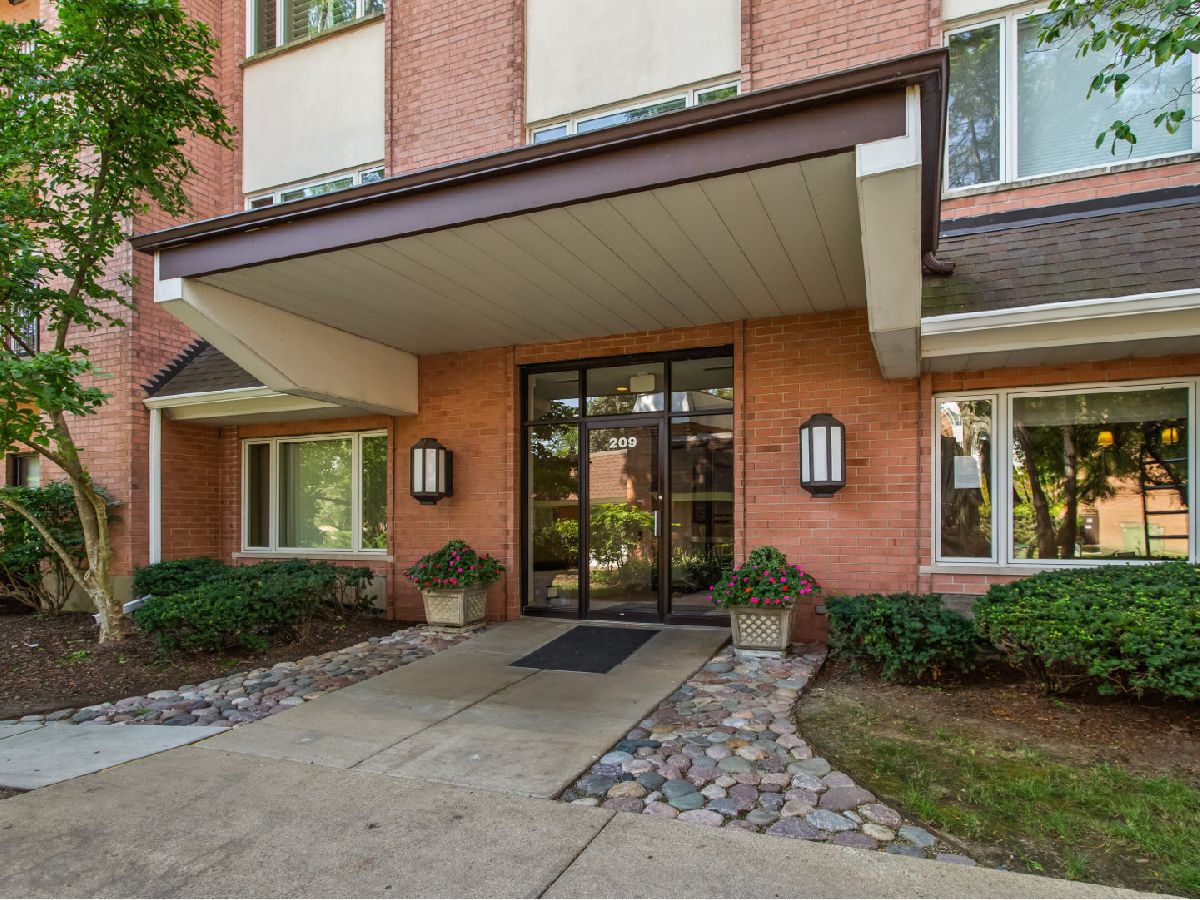  For Sale Lincolnshire Illinois, 209 Rivershire Lane