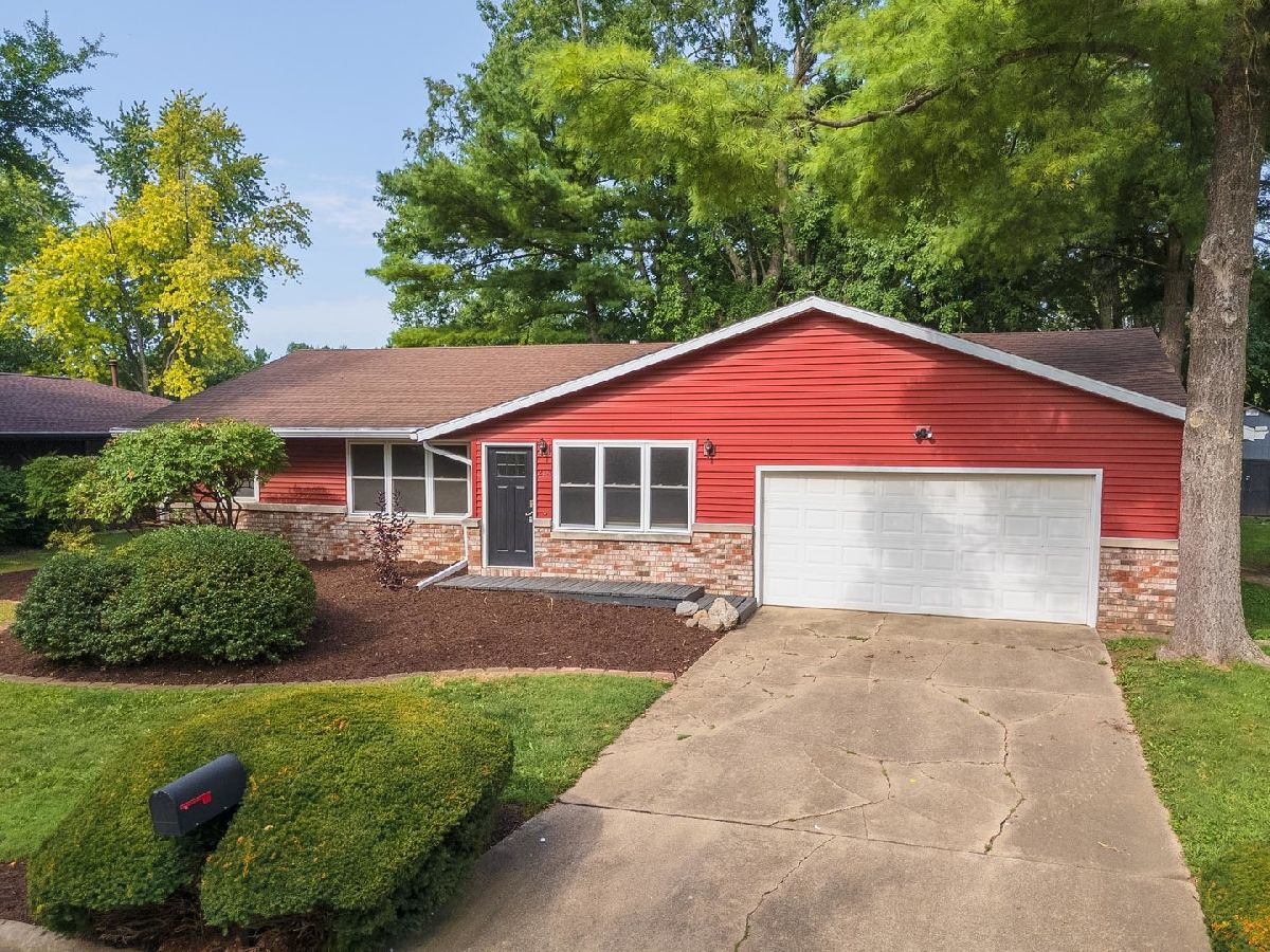 Homes & Condos & Townhomes For Sale University Estates Normal Illinois, 213 Cambridge Drive