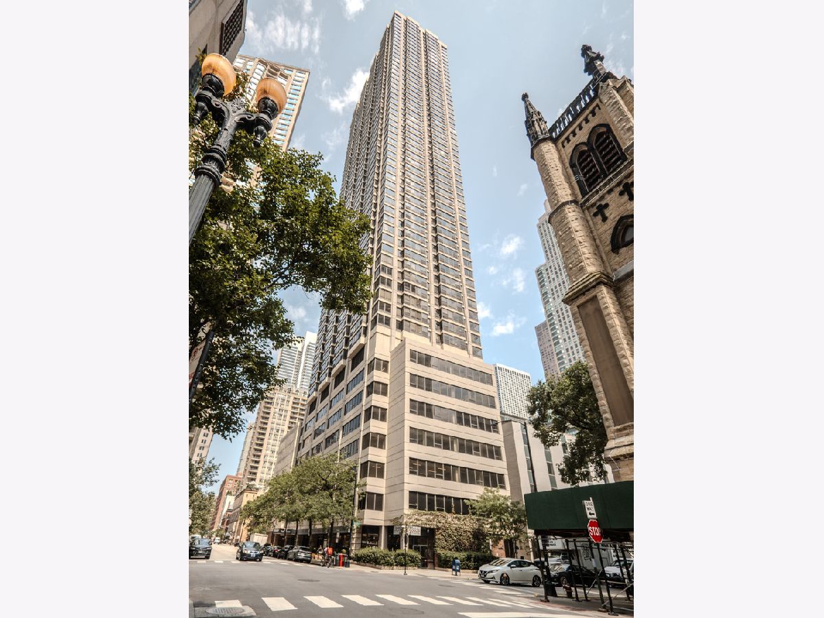 Condominiums Rented 30 E Huron Chicago Illinois, 30 Huron