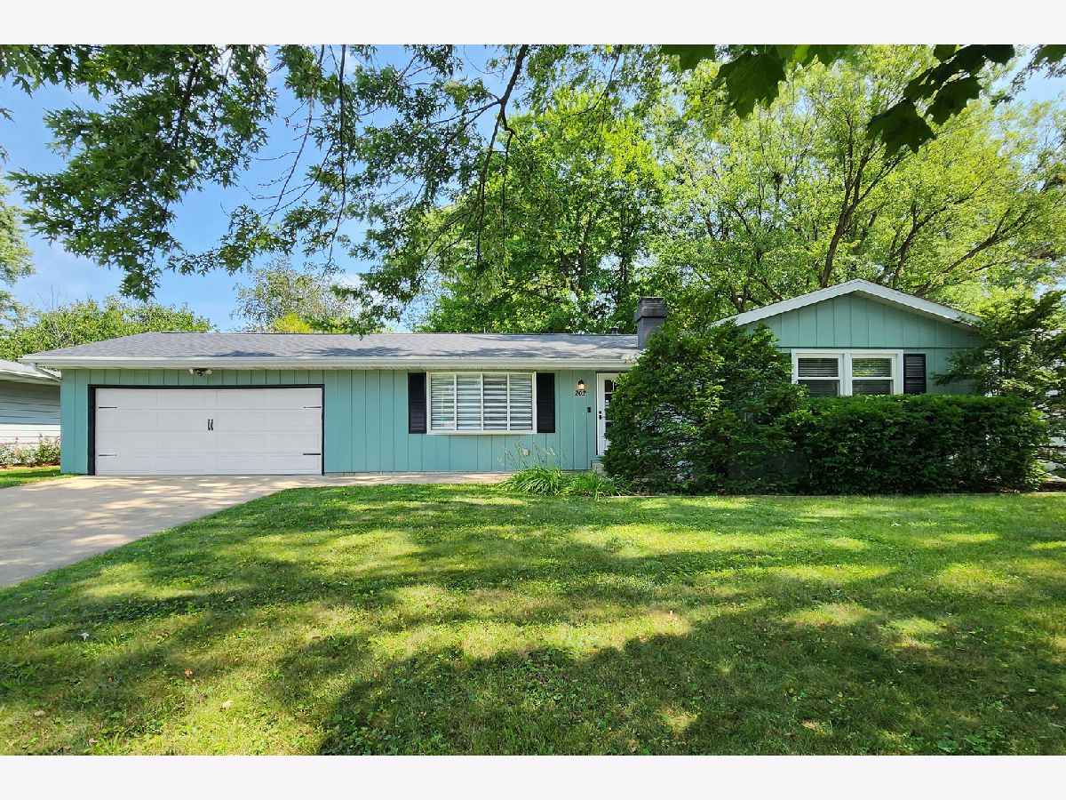 Homes & Condos & Townhomes For Sale Washington East Bloomington Illinois, 202 Sesame Street