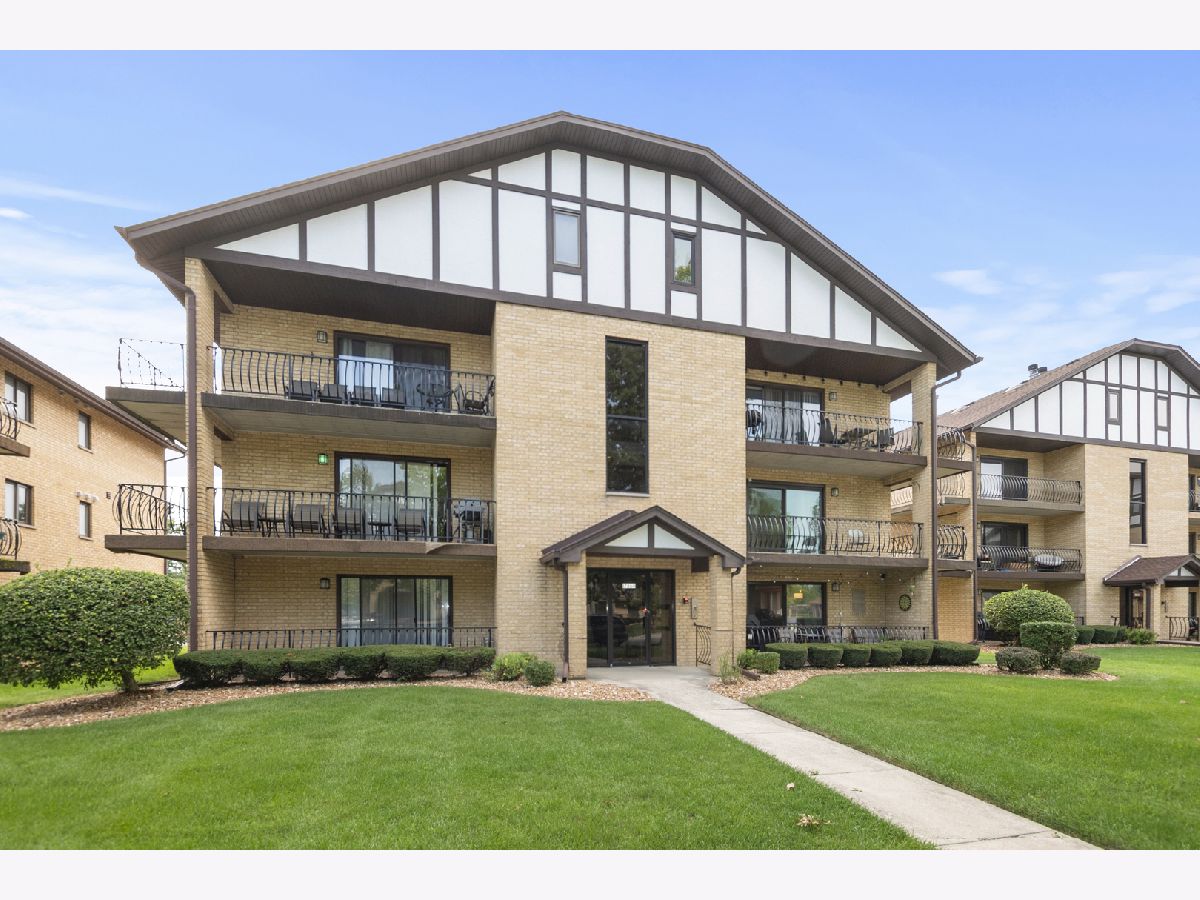 Condominiums For Sale Oak Village Tinley Park Illinois, 17960 Royal Oak Court