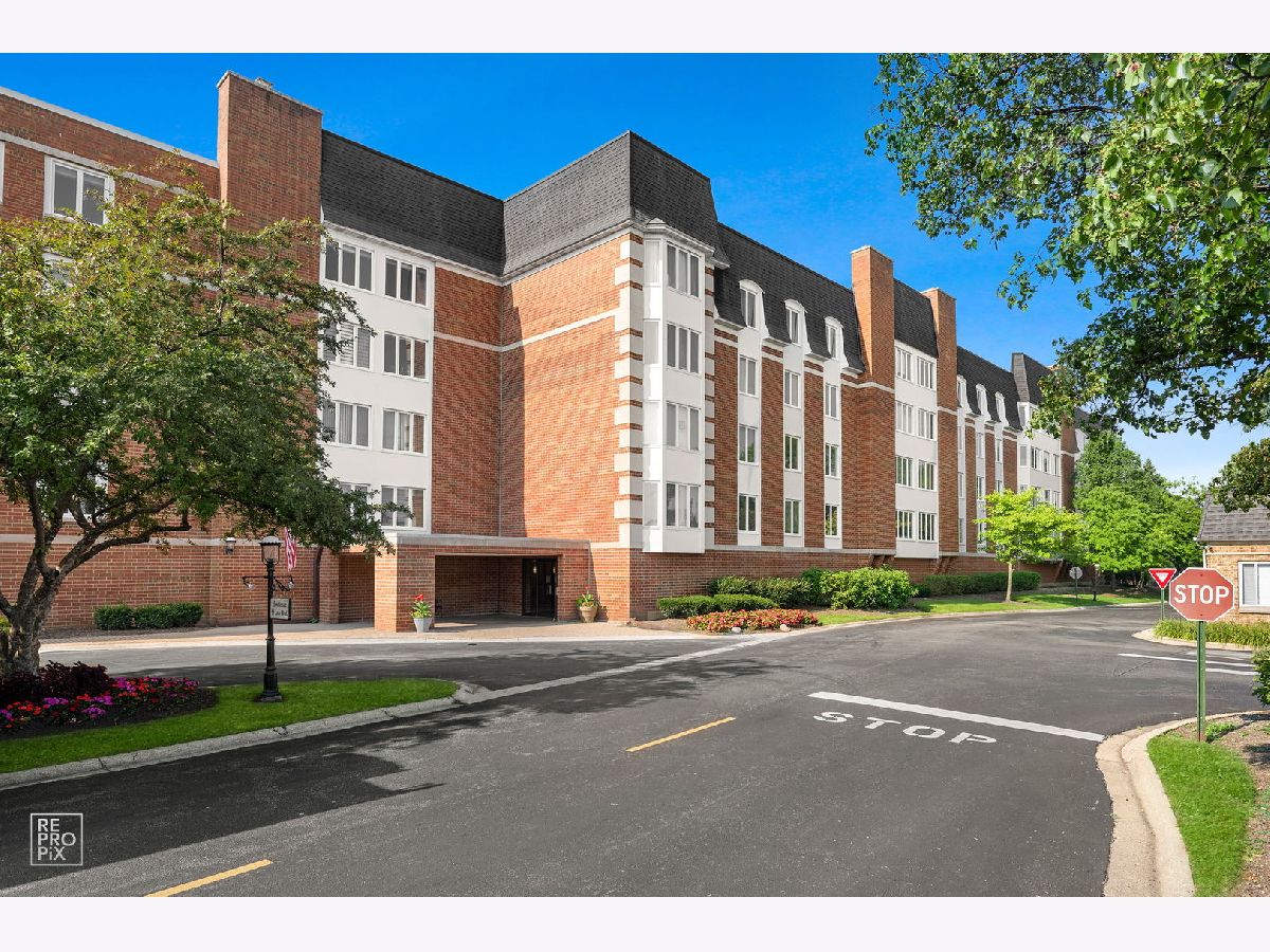 Condominiums For Sale Cambridge On The Lake Buffalo Grove Illinois, 50 Lake Boulevard