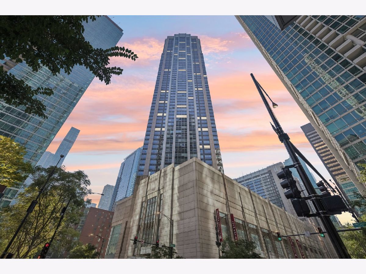 Condominiums For Sale River East Chicago Illinois, 512 Mcclurg Court