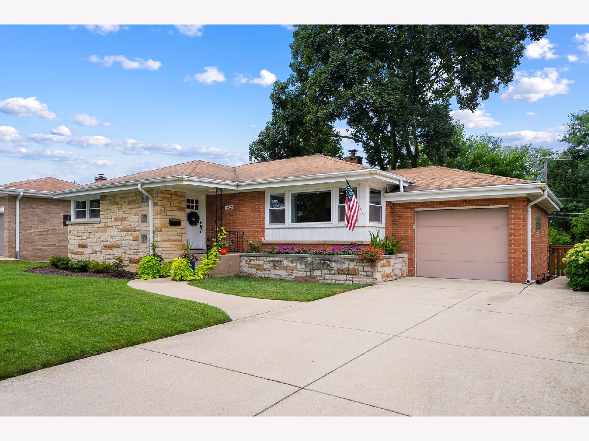  Sold Arlington Heights Illinois, 1302 Campbell