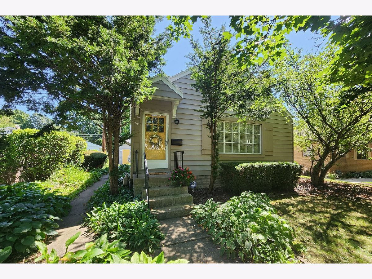 Homes & Condos & Townhomes For Sale Founders Grove Bloomington Illinois, 402 Florence Avenue