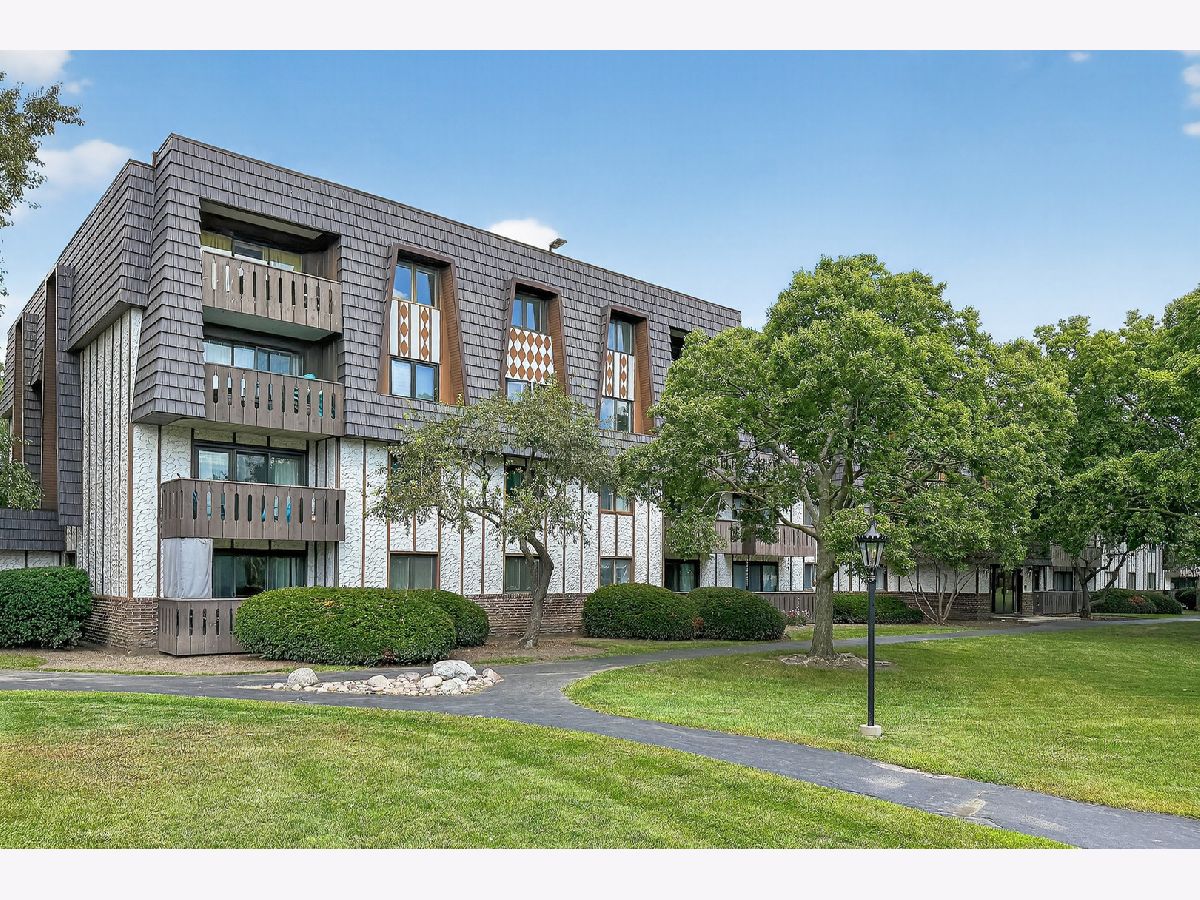 Condominiums For Sale Heiden Gardens Lake Bluff Illinois, 13200 Heiden Circle