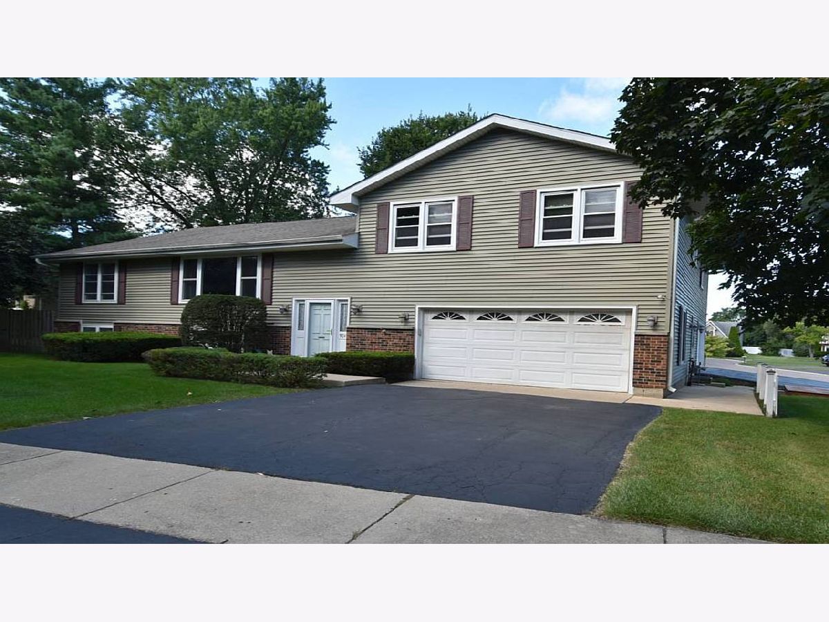 Homes & Condos & Townhomes For Sale Breton Manor Batavia Illinois, 701 Viking Drive