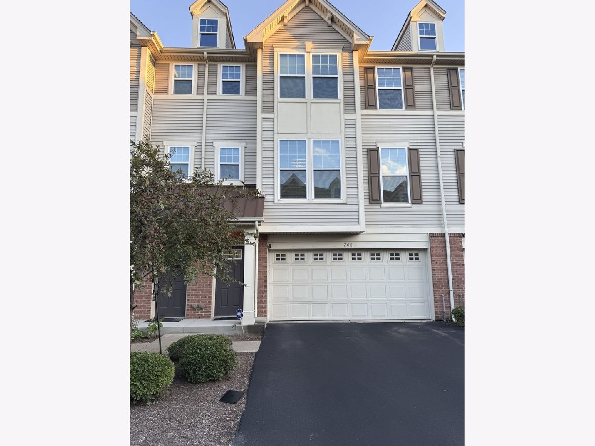 Townhomes Rented Yorkshire Square Aurora Illinois, 208 Commerce