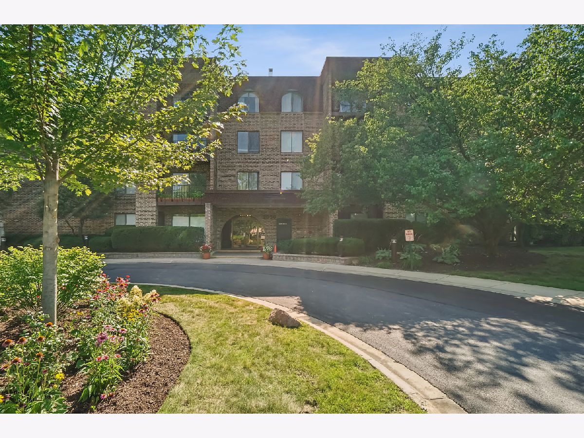 Condominiums & Homes For Sale Salceda Del Norte Northbrook Illinois, 2050 Valencia Drive