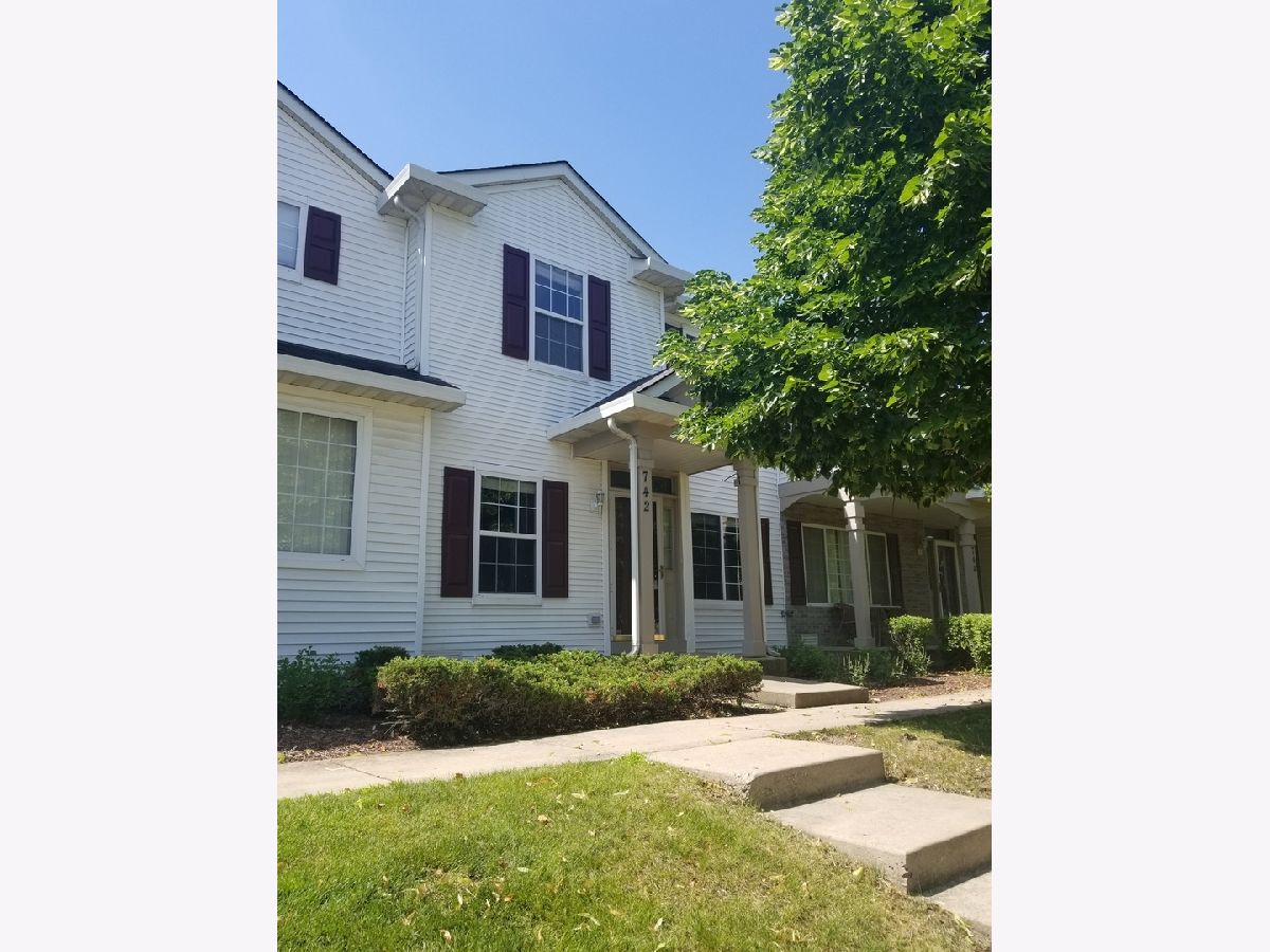 Townhomes & Condos For Rent Reflections Aurora Illinois, 742 County Line